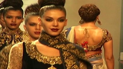 Bipasha n dia mirza walks on the ramp LKME 2014