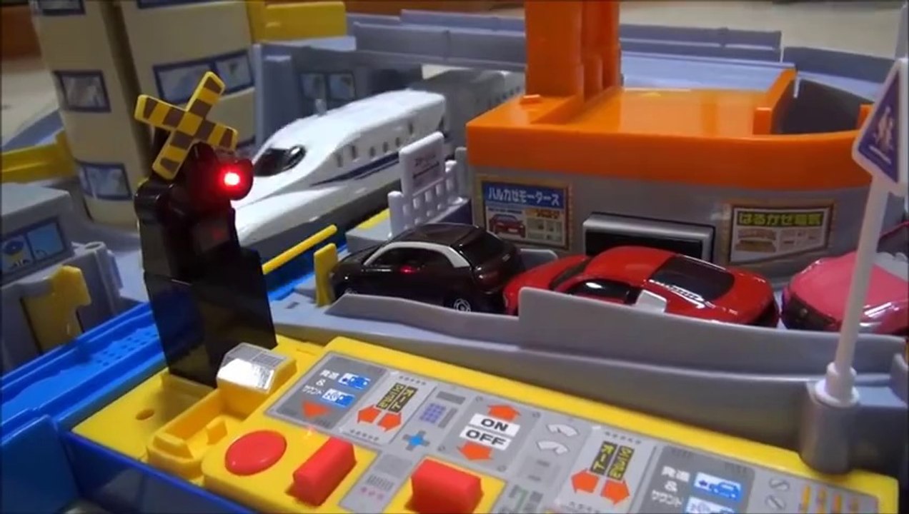 プラレール　トミカと遊ぼう！オート踏切ステーション　TAKARATOMY