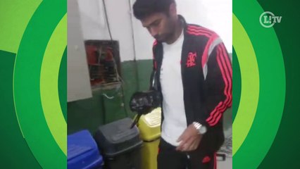 Preocupação! Eduardo da Silva sai mancando do vestiário