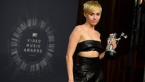 2014 MTV VMA Winners Pose With Their Awards Miley Cyrus Ariana Grande And More