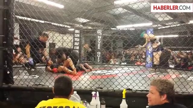 Kadın Dövüşçü Christine Stanley, Rakibini 5 Saniyede Nakavt Etti