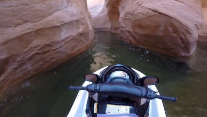 Du jet ski dans un canyon étroit