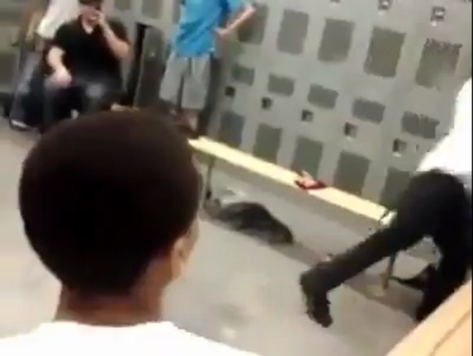 Baston 1 contre 1 dans les vestiaires de l'école !