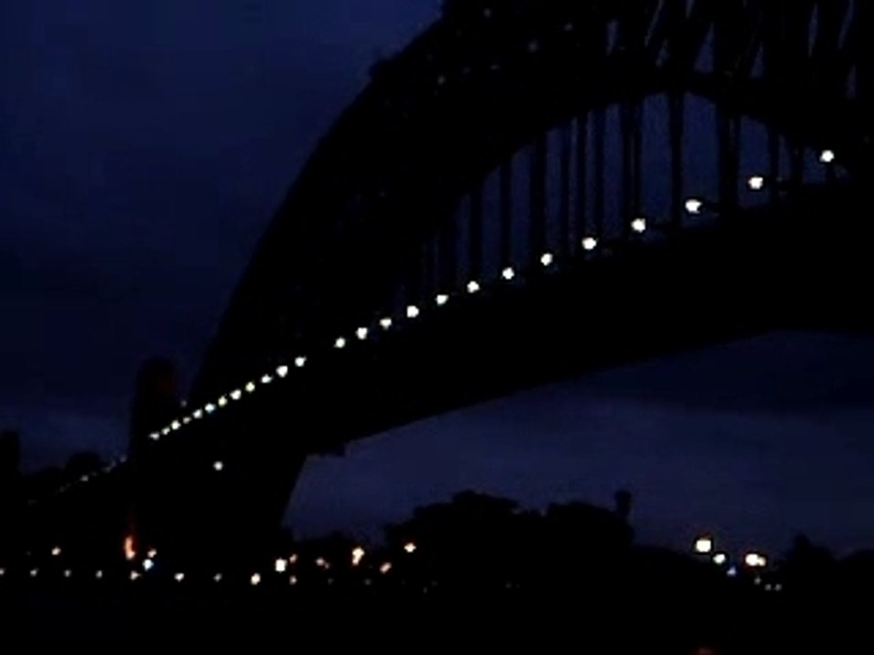la nuit tombe sur l'opera