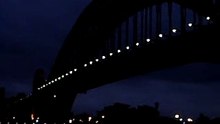 la nuit tombe sur l'opera