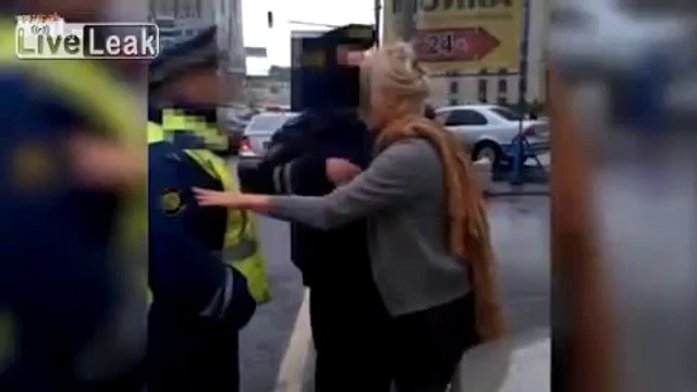 Alkollü kadın polis için dans etti