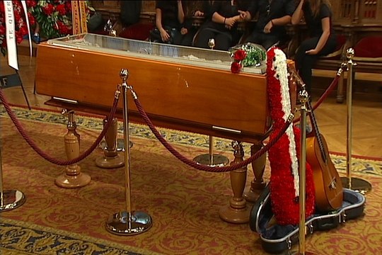 Amigos, familiares y seguidores despiden a Peret