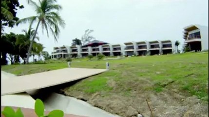 Un motard roule sur l'eau à la suite d'un saut incroyable !