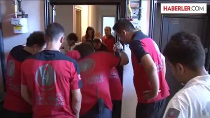 300 kilogramlık kadını 3 saatte ambulansa taşıdılar