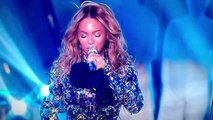Rapper Jay-z e a filha Blue Ivy entregam prêmio à cantora Beyoncé no VMA 2014