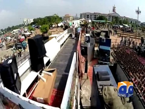 Imran khan waving to supporters (Day)-Geo Reports-28 Aug 2014