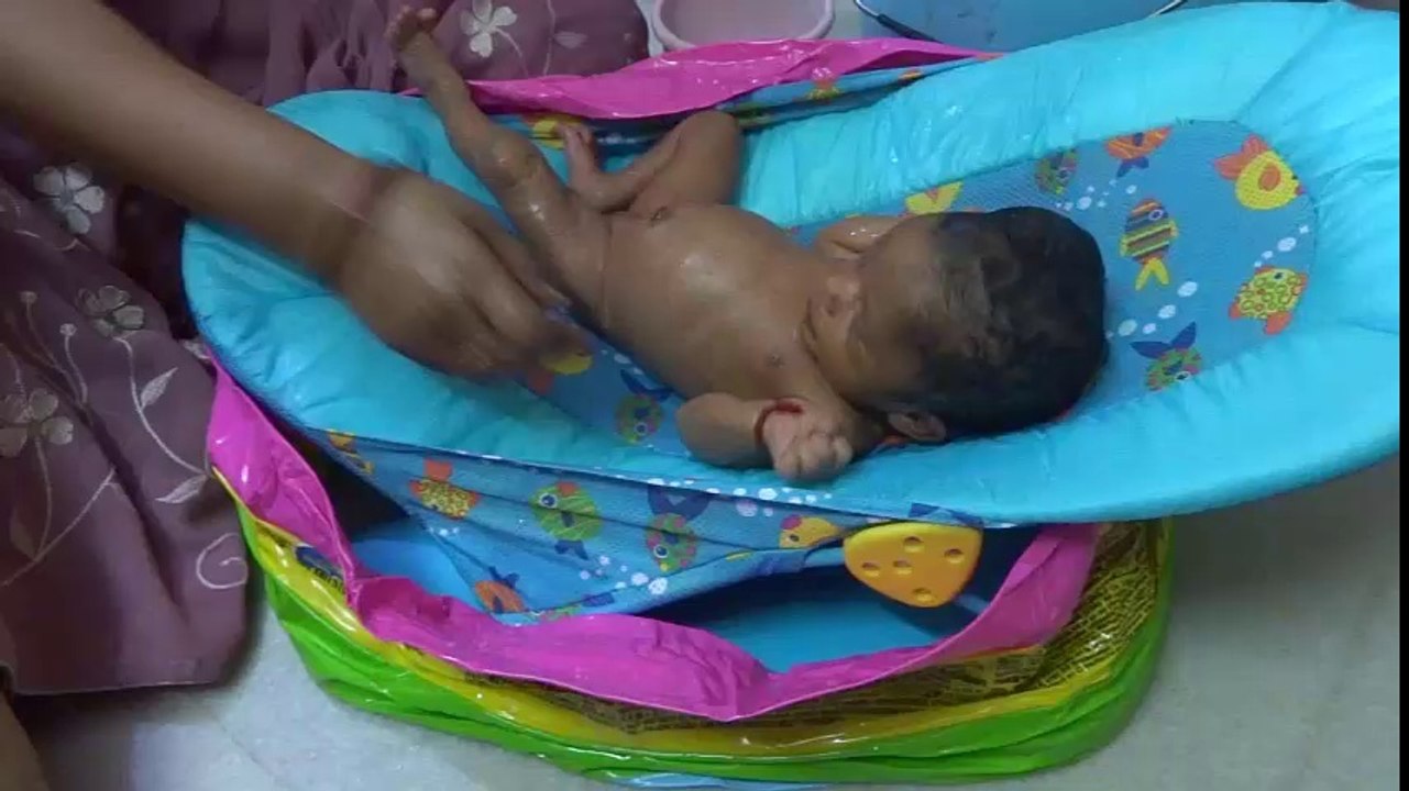 HOW TO BATH NEWBORN BABY IN CARTERS LARGE COMFORT BATHER