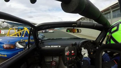 Une blague entre pilotes en pleine course