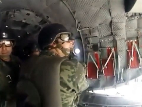 Un militaire parachutiste reste accroché à l'avion