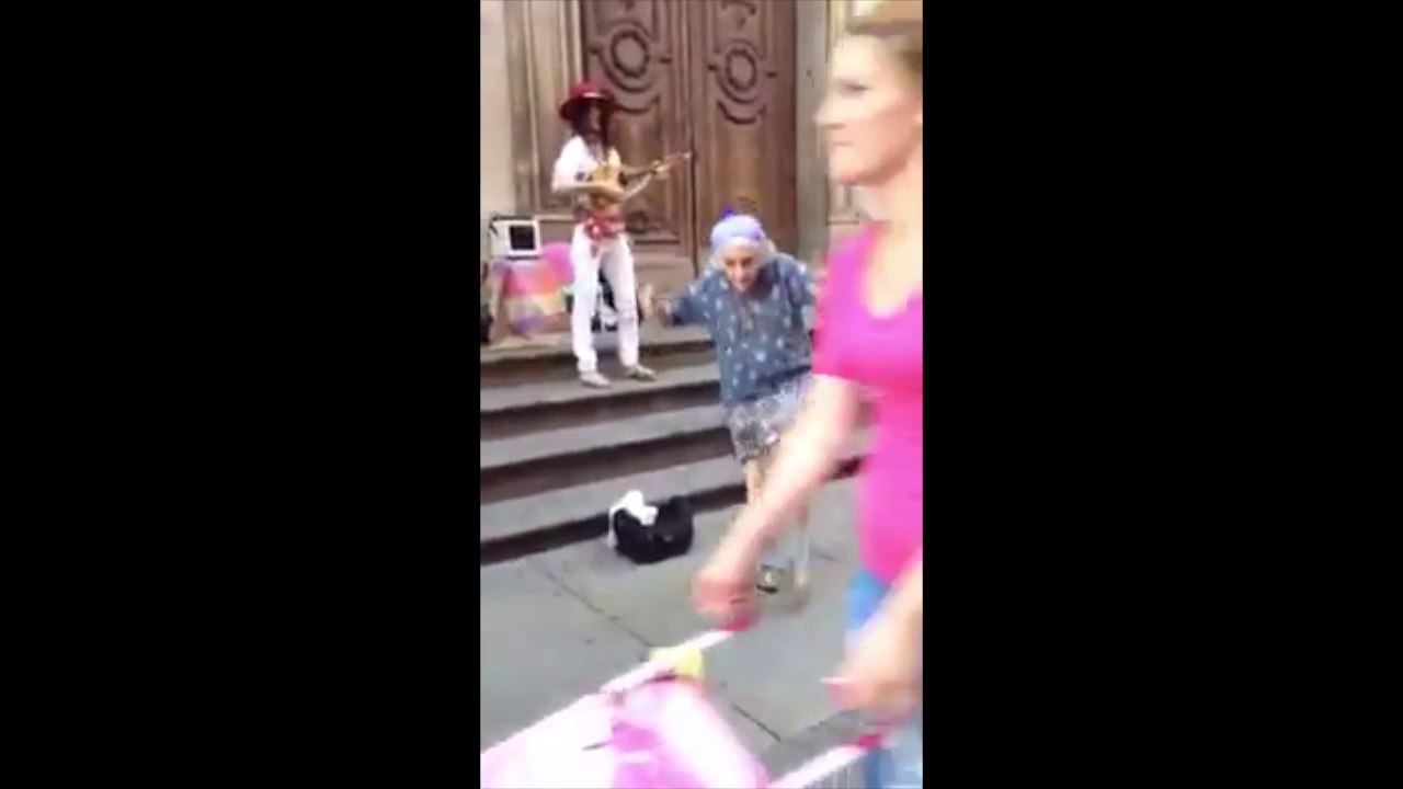 Énorme ! Une vieille danse sur de la techno !