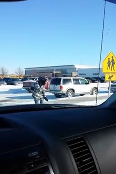 Un homme rigole des chutes des enfants sur la glace...