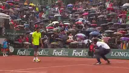 Dance battle between Monfils and Lokoli at Roland Garros