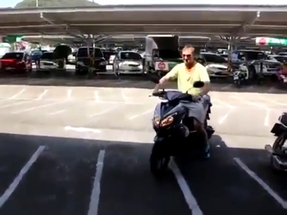 Régis essaye les freins de son scooter