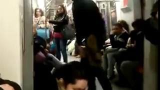 (VIDEO) Un tânăr care cântă în metrou furori pe internet. Trebuie să vezi asta!