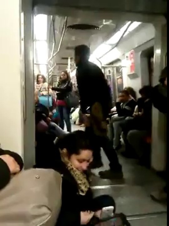 (VIDEO) Un tânăr care cântă în metrou furori pe internet. Trebuie să vezi asta!
