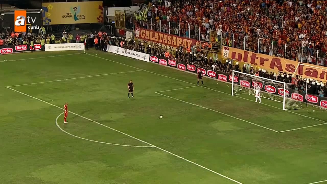 Felipe Melo rate son penalty et le gardien adverse lui saute dessus