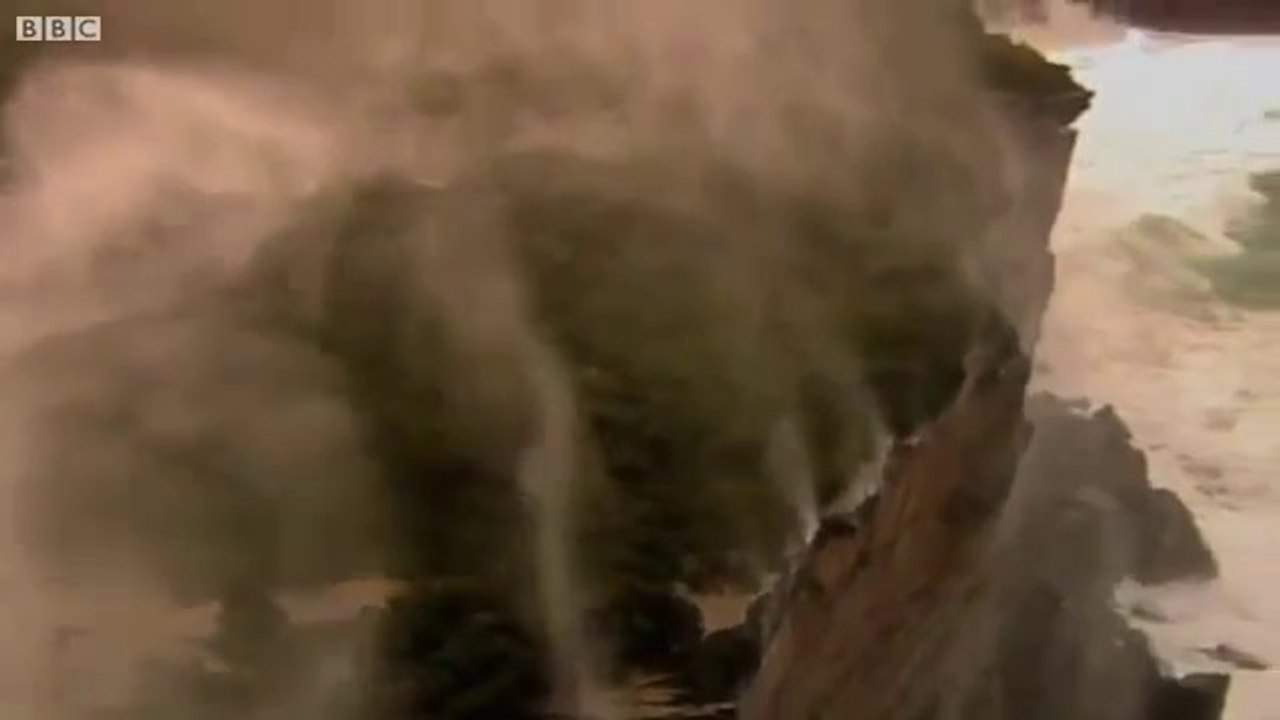 Des vents extrêmes inversent le sens d’une chute d’eau !