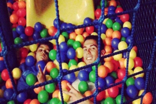 Cris y 'mini Cris' se lo pasan como 'enanos'