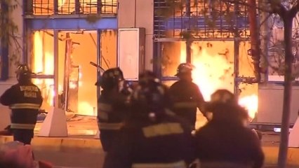 Massive fire rips through Chile shopping center