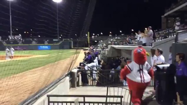 Prise de bec entre un joueur et un entraîneur de Baseball! Marrant...