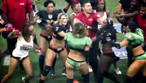 Un match de la League de Football en lingerie qui tourne mal : bagarre de filles!