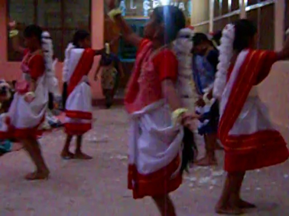 Achalpur, danse d'accueil des jeunes filles de l'orphelinat, Inde 2010