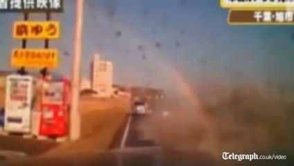 Un conducteur frappé de plein fouet par le tsunami