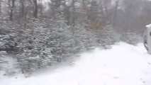 Voiture plantée dans la neige