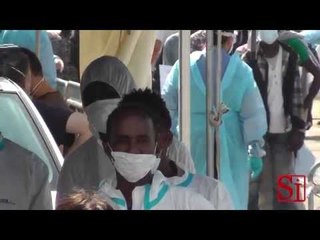 Napoli - Dalla nave "Scirocco" sbarcano 323 migranti -1- (30.08.14)