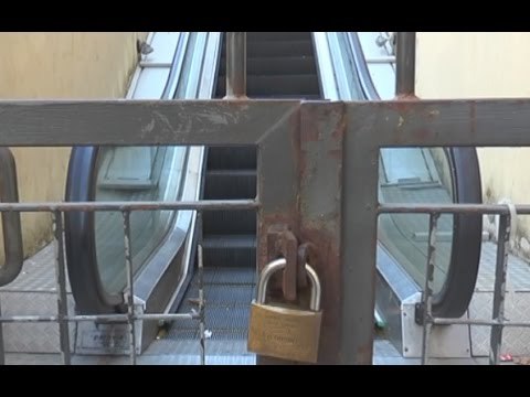 Napoli - Al Vomero vanno in ferie anche le scale mobili (29.08.14)