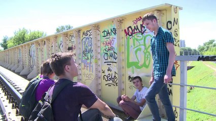 En Russie, les "zatseperi" courent sur les toits des trains