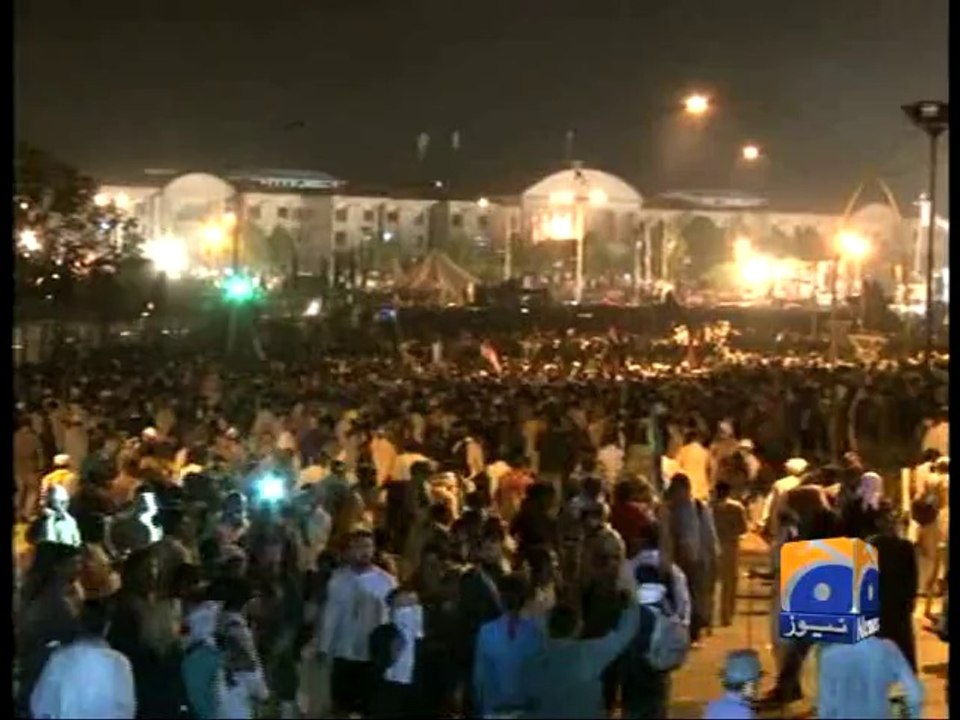 Police fire teargas, rubber bullets at PTI, PAT marchers-Geo Reports-30 Aug 2014