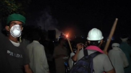 Pakistani police fire on protesters