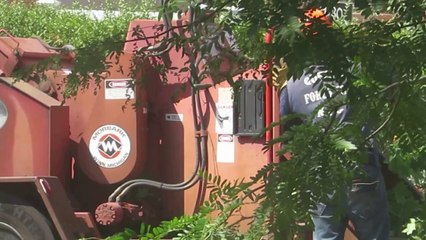 How does a wood chipper work