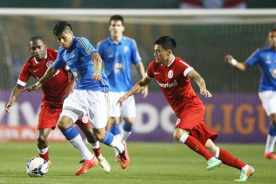 Com gol de ex-Timão, Inter bate Palmeiras no Pacaembu