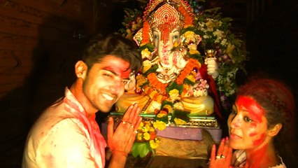 (VIDEO) Gurmeet Chaudhary And Debina Bonerjee Dances At Ganpati Visarjan 2014