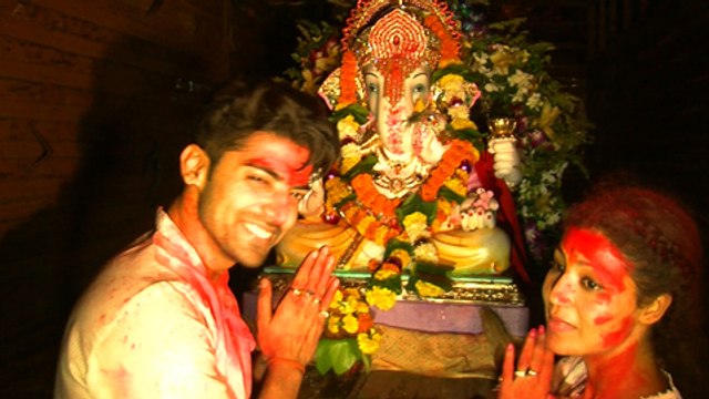 (VIDEO) Gurmeet Chaudhary And Debina Bonerjee Dances At Ganpati Visarjan 2014