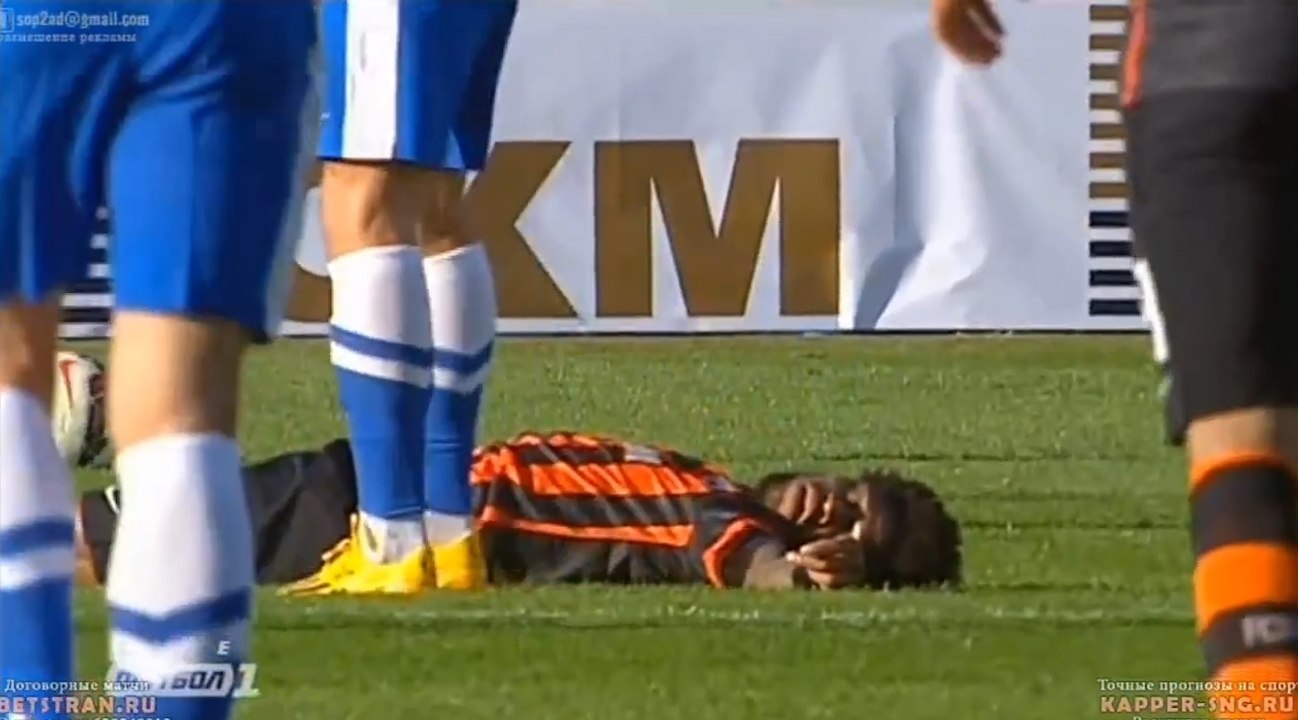 il met Luiz Adriano totalement KO avec un terrible coup de la corde à linge