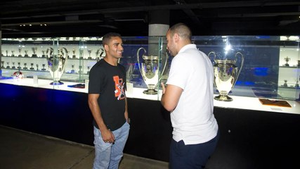 Douglas visita el Museo del FC Barcelona