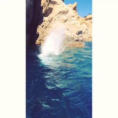 Lewis Hamilton salta de rocha