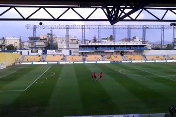 Ο Αμπιντάλ συνομιλεί με συμπαίκτες του στο Αγρίνιο