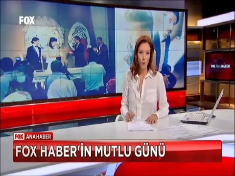 Trompetiyle bir inek sürüsünü etrafına toplayan çiftçi