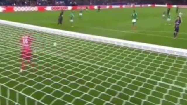 Que falha! Goleiro do Saint-Étienne faz lambança contra PSG