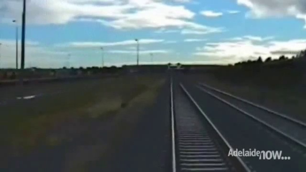 A deux doigts d'être percuté par un train !