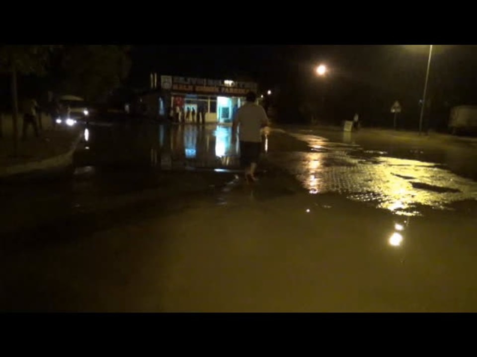 Su borusu patladı, sokak göle döndü